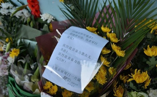 厦门市民前往事发地自发哀悼 8学生仍失踪