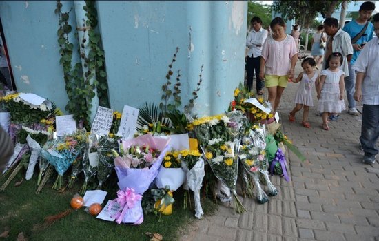 厦门市民前往事发地自发哀悼 8学生仍失踪