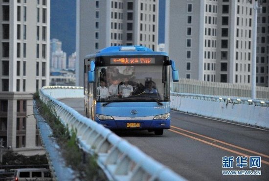 厦门市民前往事发地自发哀悼 8学生仍失踪