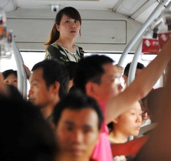 厦门市民前往事发地自发哀悼 8学生仍失踪