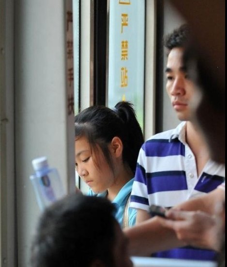 厦门市民前往事发地自发哀悼 8学生仍失踪