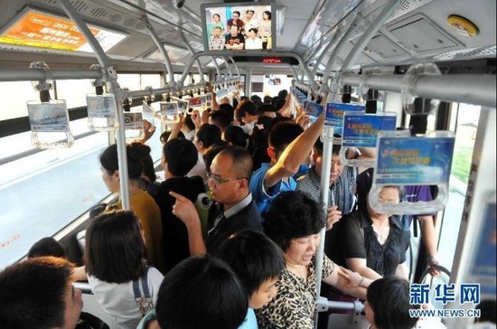 厦门市民前往事发地自发哀悼 8学生仍失踪