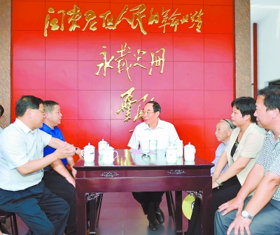 尤权:发扬密切联系群众优良传统 努力推动老区苏区加快发展