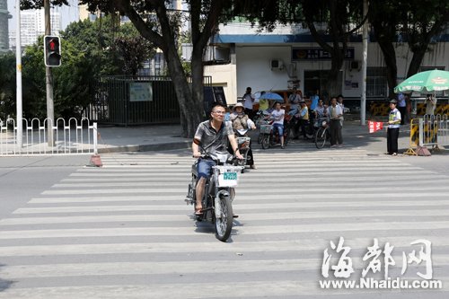 福州实施“全绿十字路口”行人闯红灯现象减少