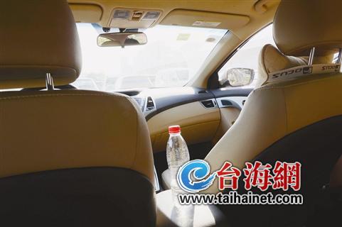 夏天车里的矿泉水有毒? 真相:瓶子只会变形