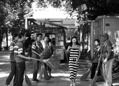 福州街头“环保快闪”演绎“黑客帝国” 抵制乱扔广告单