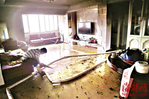 福州两女孩室内玩火点燃床单 把自家烧了