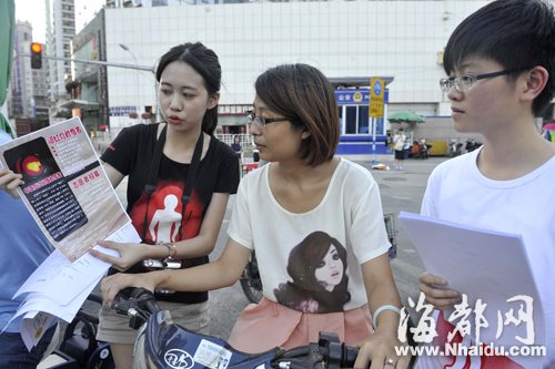 高中生微博组织小伙伴 福州街头劝导闯红灯者