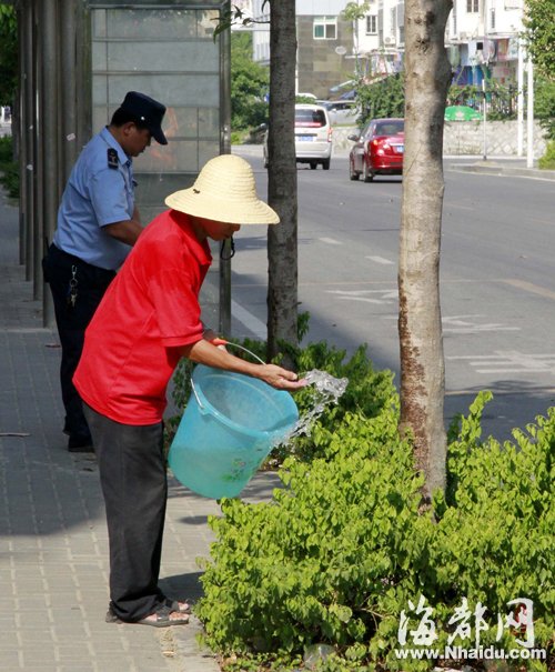 福州市民响应“一桶水”行动 千人接力护绿
