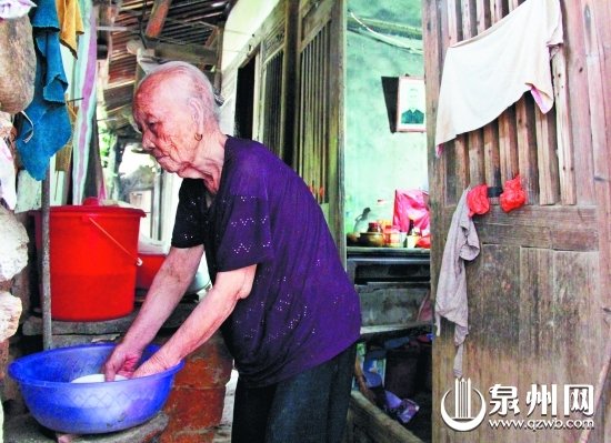 泉州一102岁母亲照顾瘫痪女儿67年：直到我入土