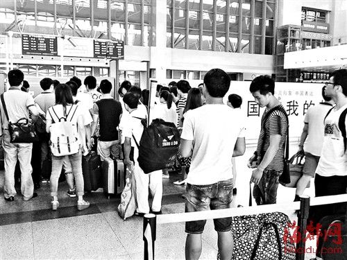 福州火车南站安检员集体离岗数小时 相关部门称原因仍在调查