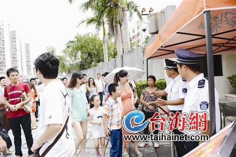 厦大迎新新生与其家属准入 众游客校门口“认亲”