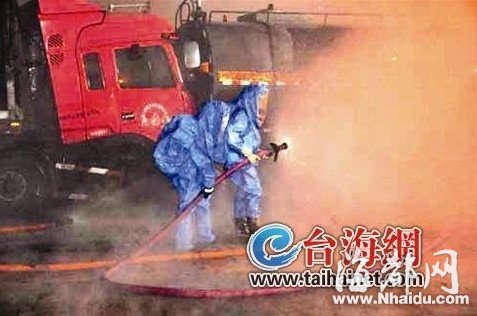 28吨盐酸国道上泄漏 厦7部消防车驰援排险