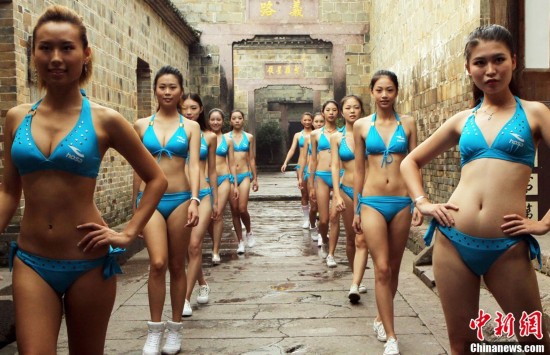 “环球比基尼小姐”福建泰宁古镇秀风采(高清组图)