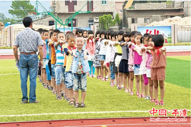 流水标准化学校迎首批学生