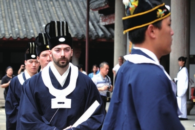 福州文庙举行祭孔大典 孔子“洋孙女婿”着汉服祭祖