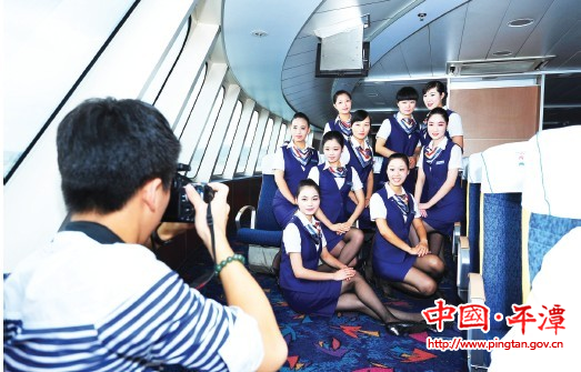 “海峡号”海乘集体拍写真