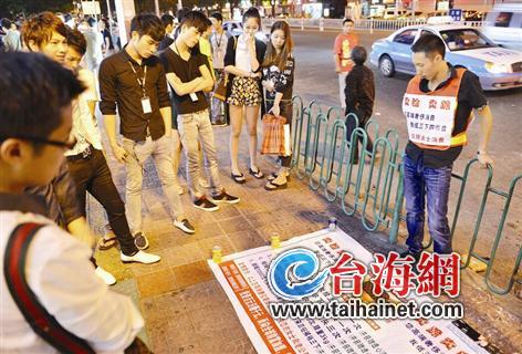武汉“卖面男”转战厦门 吐一次口水涨价到百元