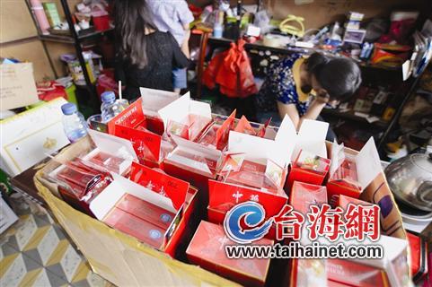 一条“中华”塞4包假烟 三兄弟制售假烟窝点被端