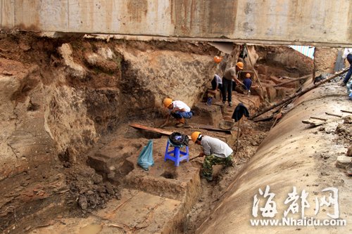 国家文物局专家关注屏山站发掘 实地踏勘