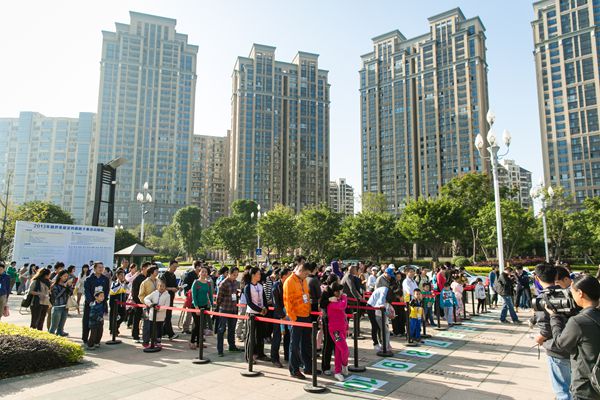 南江滨举行千人慢跑活动