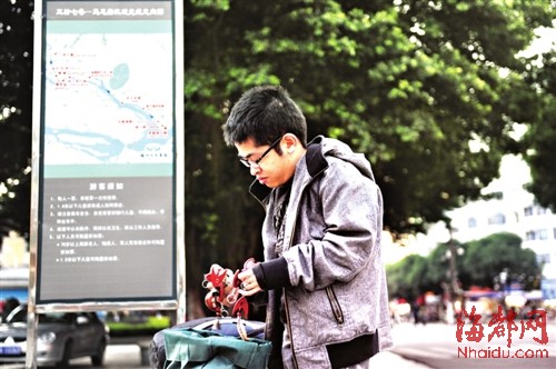 求职碰壁 厦门大学身残博士福州街头练摊(图)