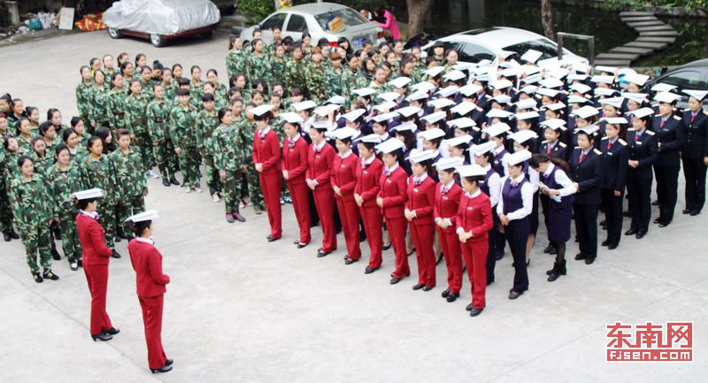 厦深铁路即将开通 美丽“动姐”练兵忙（组图）