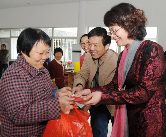百名贫困母亲收到慰问金(图)