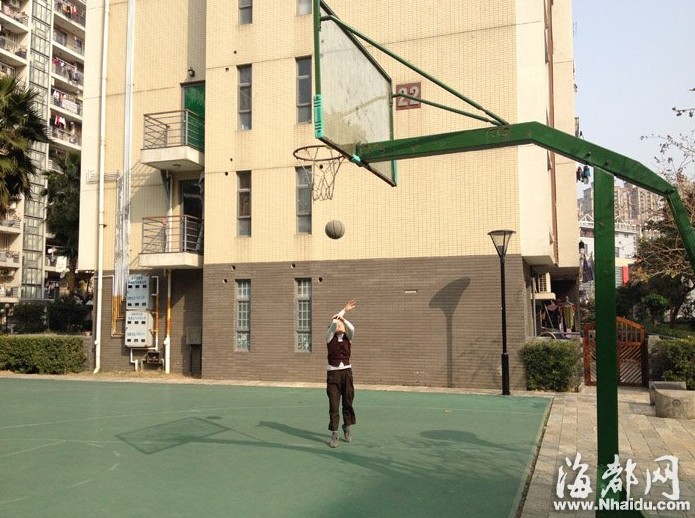 牛！八旬“篮球奶奶”20分钟做150俯卧撑（图）