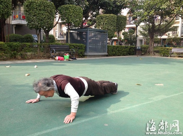牛！八旬“篮球奶奶”20分钟做150俯卧撑（图）