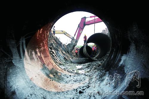 渣土压脱榕东区1.8米水管 影响之大建国首次