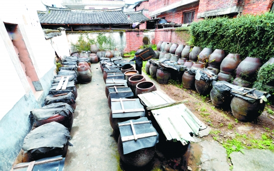 福州永泰嵩口古镇曾盛产白酱油 目前仅剩一家作坊