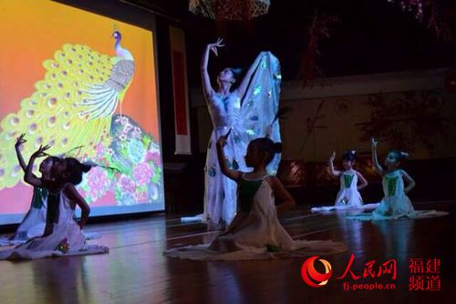 福建籍女教师教外国孩子使用筷子 活态文化教