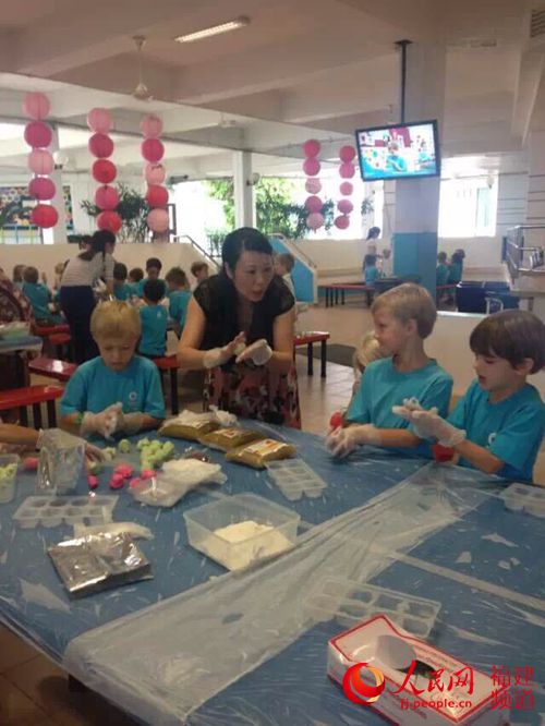 福建籍女教师教外国孩子使用筷子 活态文化教