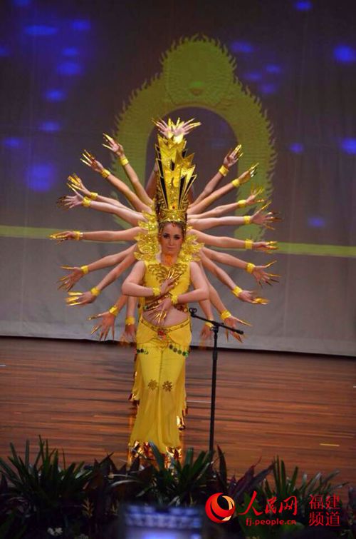 福建籍女教师教外国孩子使用筷子 活态文化教