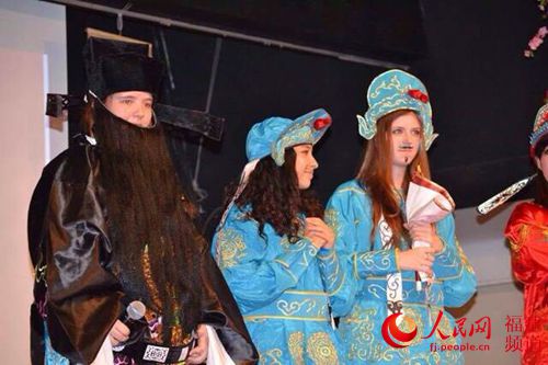 福建籍女教师教外国孩子使用筷子 活态文化教