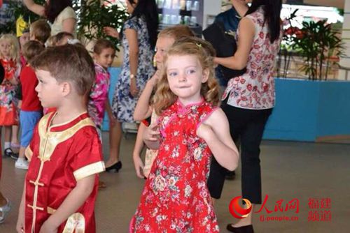 福建籍女教师教外国孩子使用筷子 活态文化教