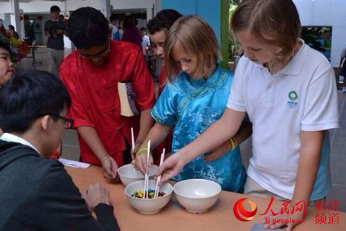 福建籍女教师教外国孩子使用筷子 活态文化教