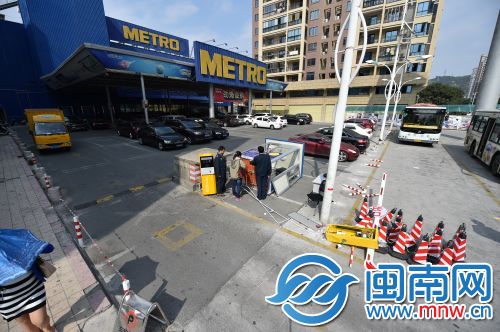 泉州麦德龙停车场收费岗亭违建? 城管现场掀了