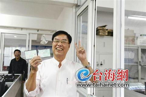 69岁学员拿到驾照 圆了开车梦 交警:确实不多见