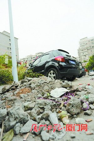 厦门城市脏乱差现象愈演愈烈 土头当街堆放垃圾横行