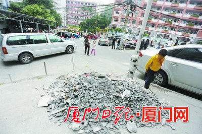 厦门城市脏乱差现象愈演愈烈 土头当街堆放垃圾横行
