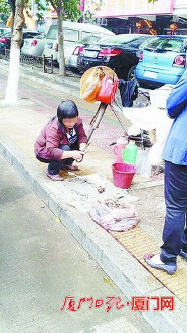 厦门城市脏乱差现象愈演愈烈 土头当街堆放垃圾横行