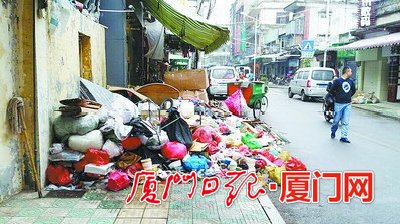 厦门城市脏乱差现象愈演愈烈 土头当街堆放垃圾横行