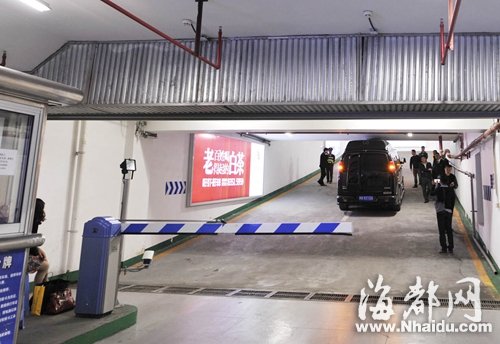 福州一百万保姆车被卡地下停车场 进退不得