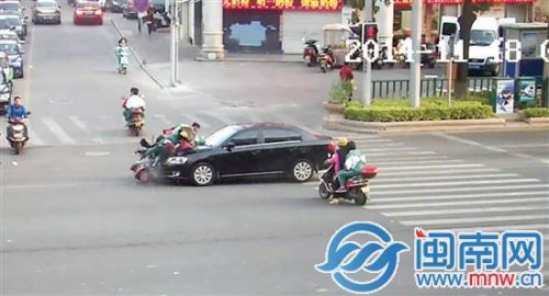 丰泽街圣湖路路口:妈妈载儿上学 闯红灯被撞飞