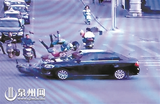 丰泽街圣湖路路口:妈妈载儿上学 闯红灯被撞飞