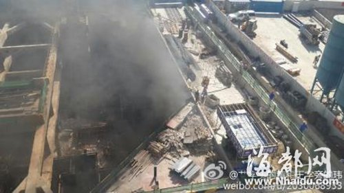 福州地铁工地基坑冒浓烟 施工方称是塑胶袋起