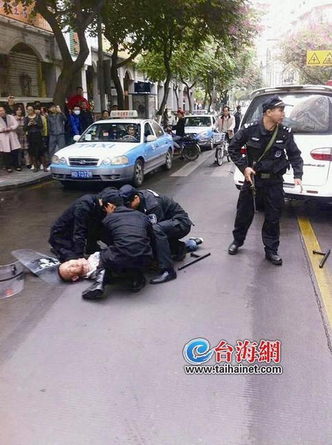 男子在加油站往身上泼汽油 特警逼停车辆将其抓获