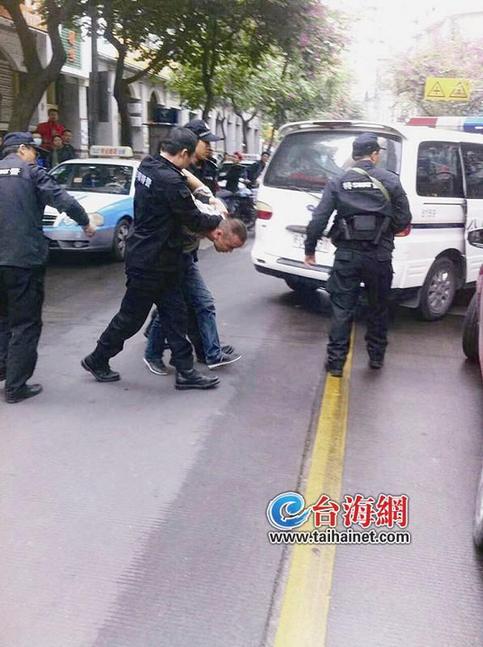 男子在加油站往身上泼汽油 特警逼停车辆将其抓获
